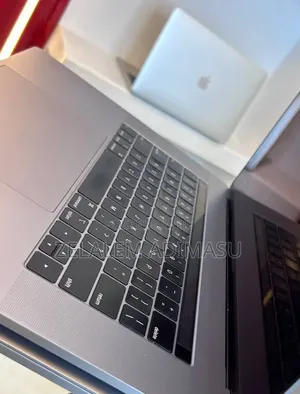 New Laptop Apple MacBook Pro 2018 16GB Intel Core i7 SSD 512GB