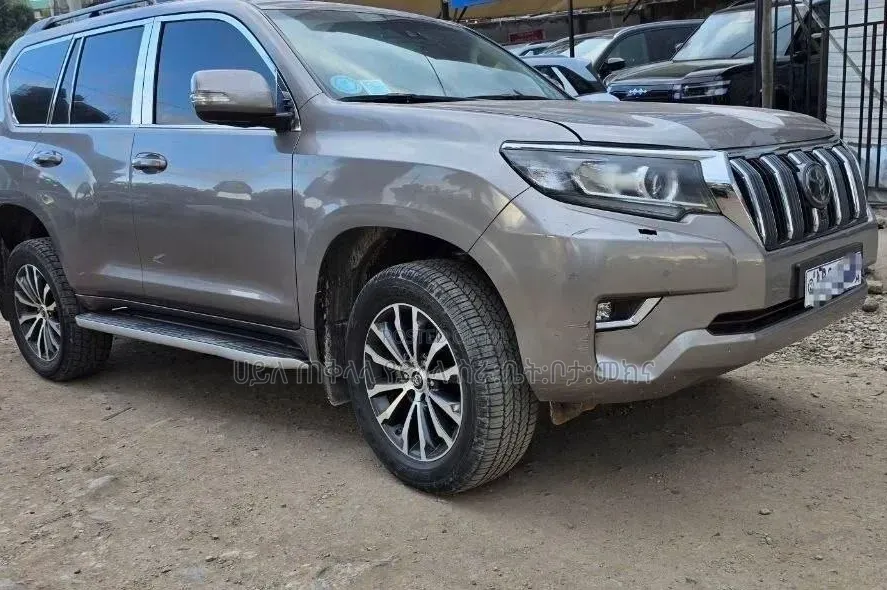Toyota Land Cruiser Prado 2021 Pink