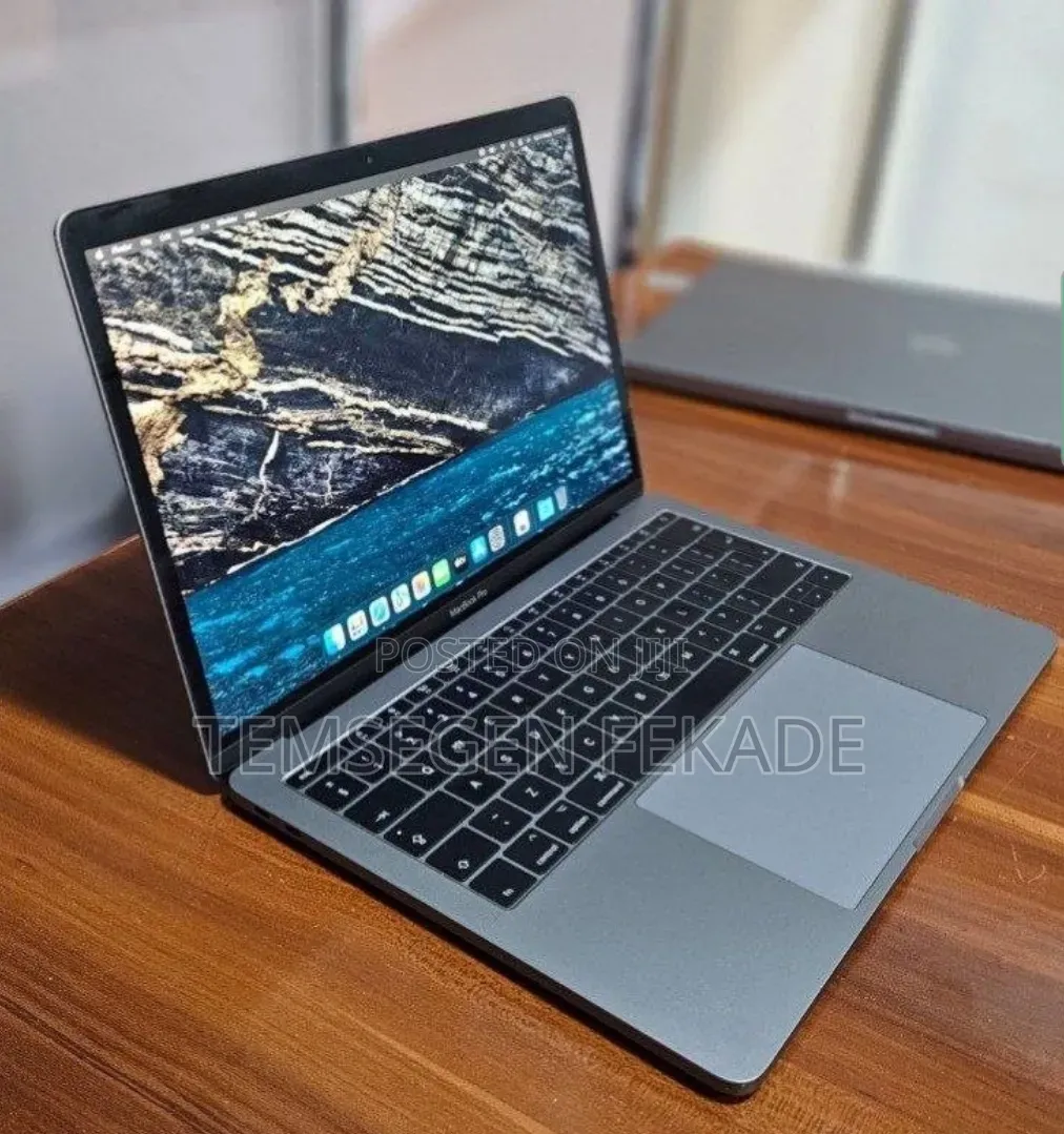 New Laptop Apple MacBook Pro 2017 8GB Intel Core i5 SSD 256GB