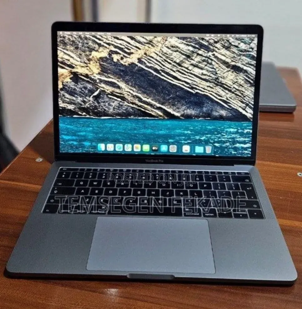 New Laptop Apple MacBook Pro 2017 8GB Intel Core i5 SSD 256GB
