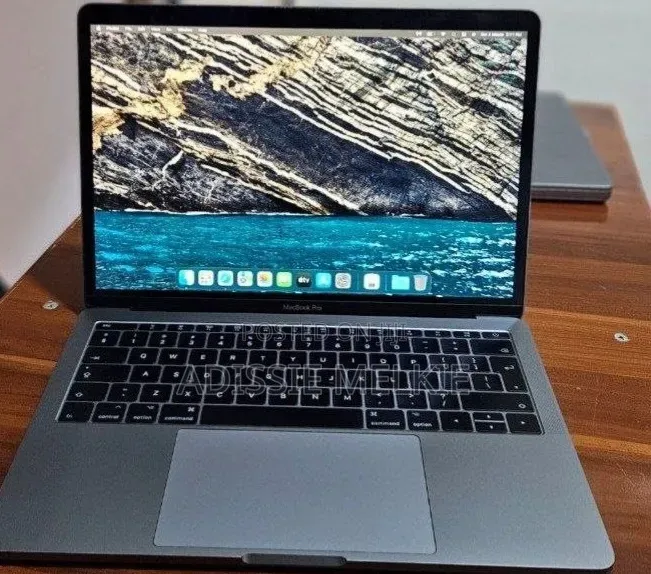 New Laptop Apple MacBook Pro 2017 8GB Intel Core i5 SSD 256GB