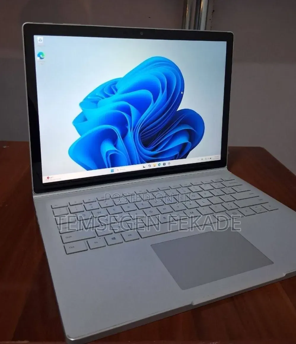 New Laptop Microsoft Surface 8GB Intel Core i7 SSD 512GB