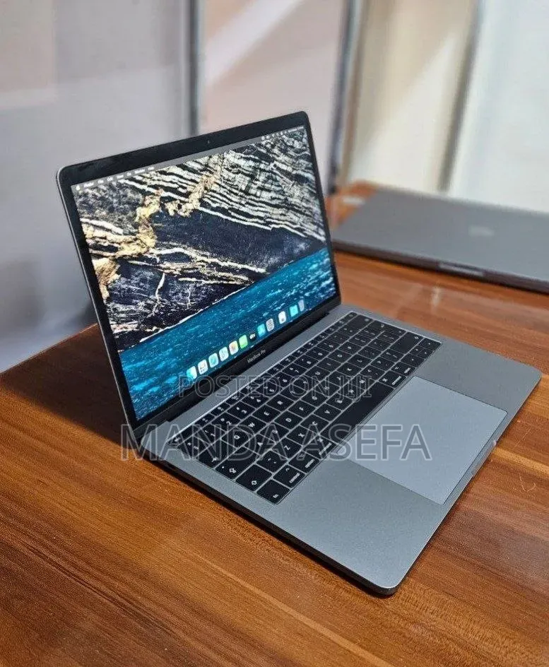 New Laptop Apple MacBook Pro 2017 8GB Intel Core i5 SSD 256GB