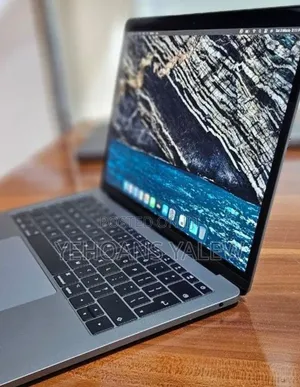 New Laptop Apple MacBook Pro 2017 8GB Intel Core i5 SSD 256GB