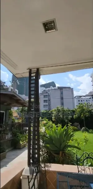 5bdrm House in Bole, Villa House for sale