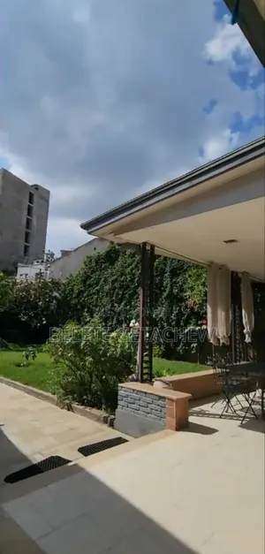 5bdrm House in Bole, Villa House for sale