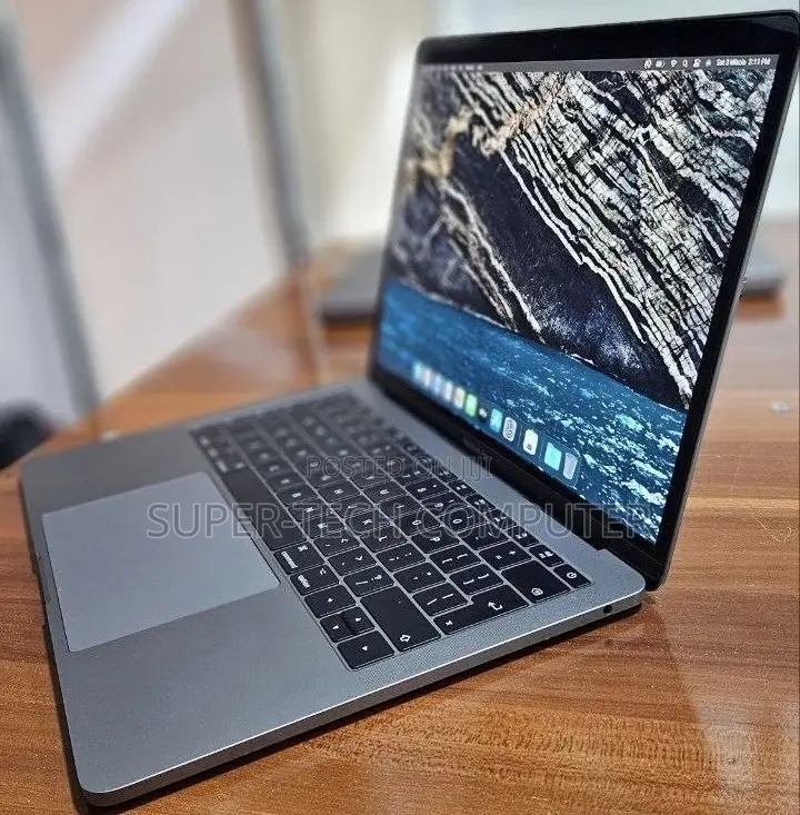New Laptop Apple MacBook Pro 2017 8GB Intel Core i5 SSD 256GB