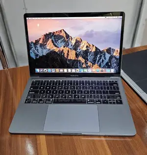 New Laptop Apple MacBook Pro 2017 8GB Intel Core i5 SSD 256GB