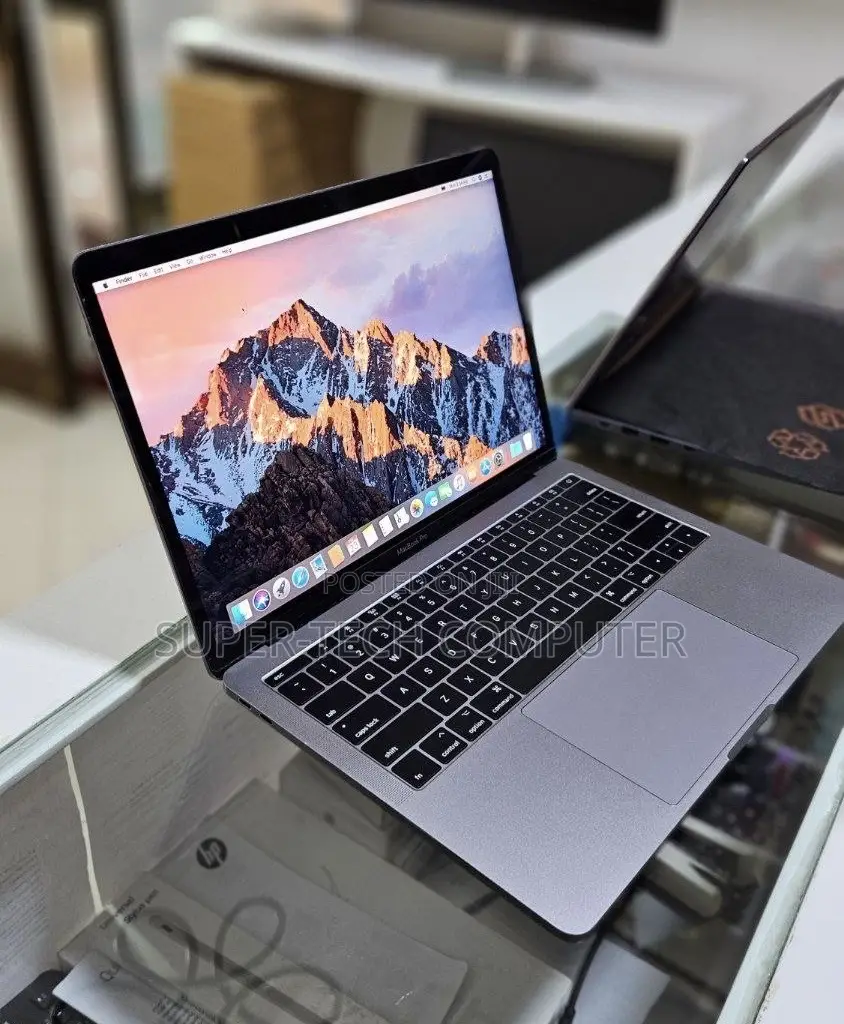 New Laptop Apple MacBook Pro 2017 8GB Intel Core i5 SSD 256GB