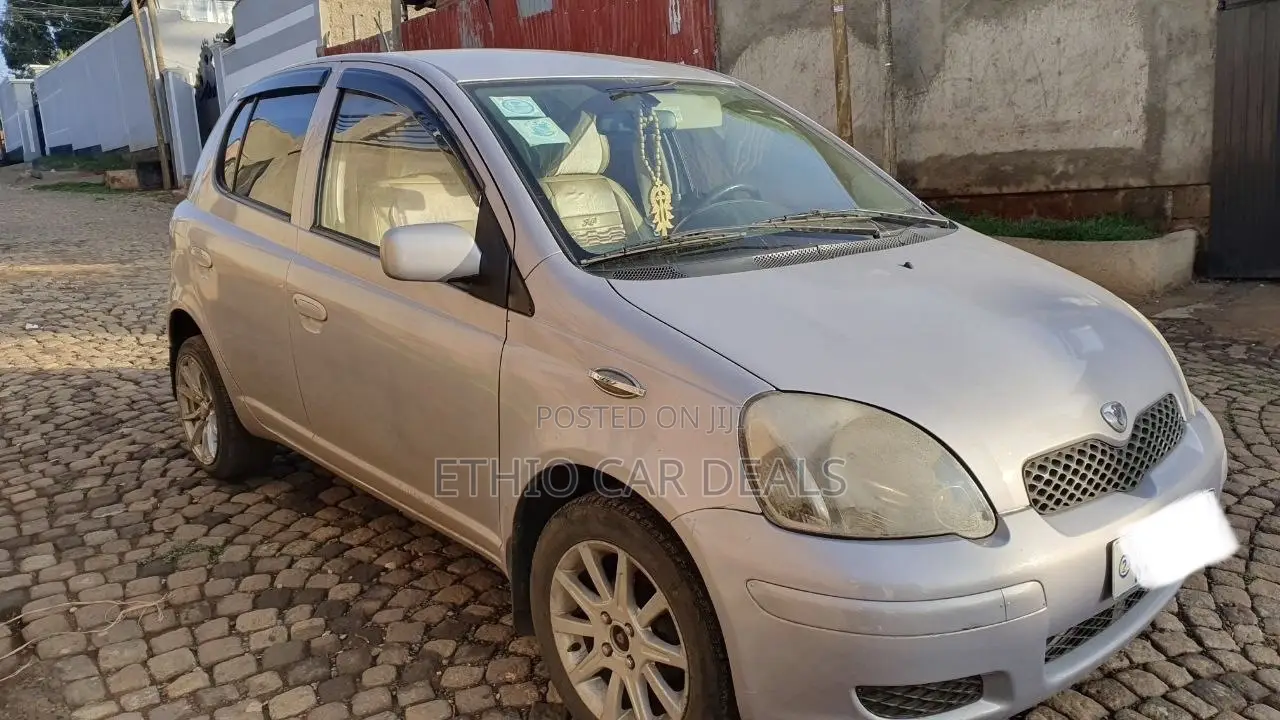 Toyota Vitz 2004 Silver