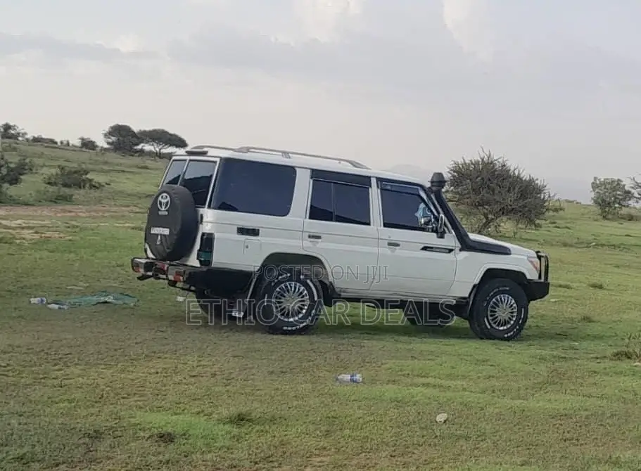 Toyota Land Cruiser 2012 White