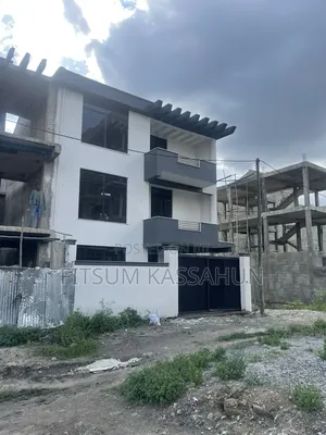 8bdrm House in Akaky Kaliti for sale
