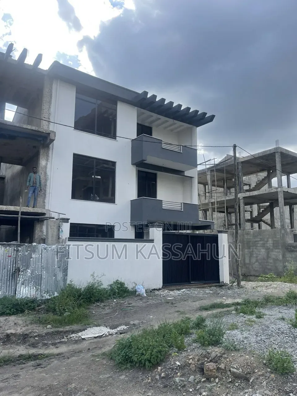 8bdrm House in Akaky Kaliti for sale