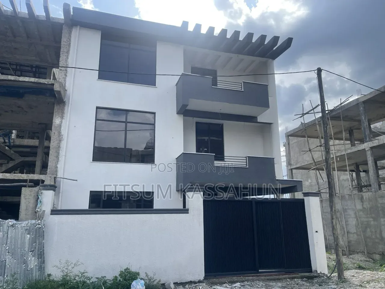 8bdrm House in Akaky Kaliti for sale