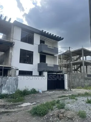 8bdrm House in Akaky Kaliti for sale