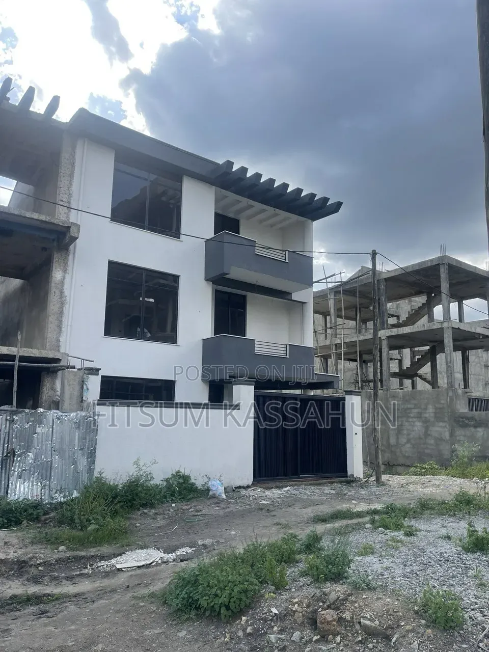 8bdrm House in Akaky Kaliti for sale