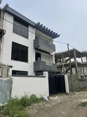 8bdrm House in Akaky Kaliti for sale