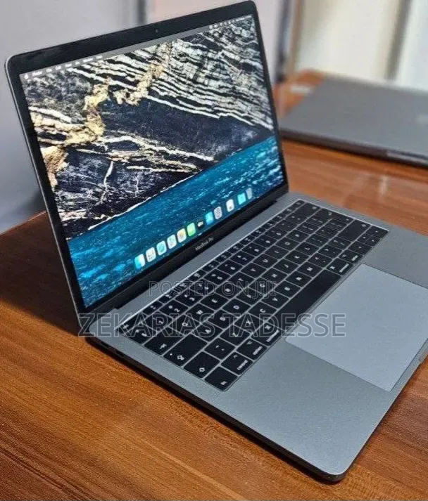 New Laptop Apple MacBook Pro 2017 8GB Intel Core i5 SSD 256GB