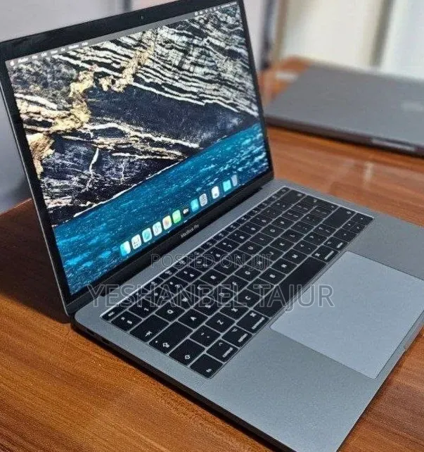 New Laptop Apple MacBook Pro 2017 8GB Intel Core i5 SSD 256GB
