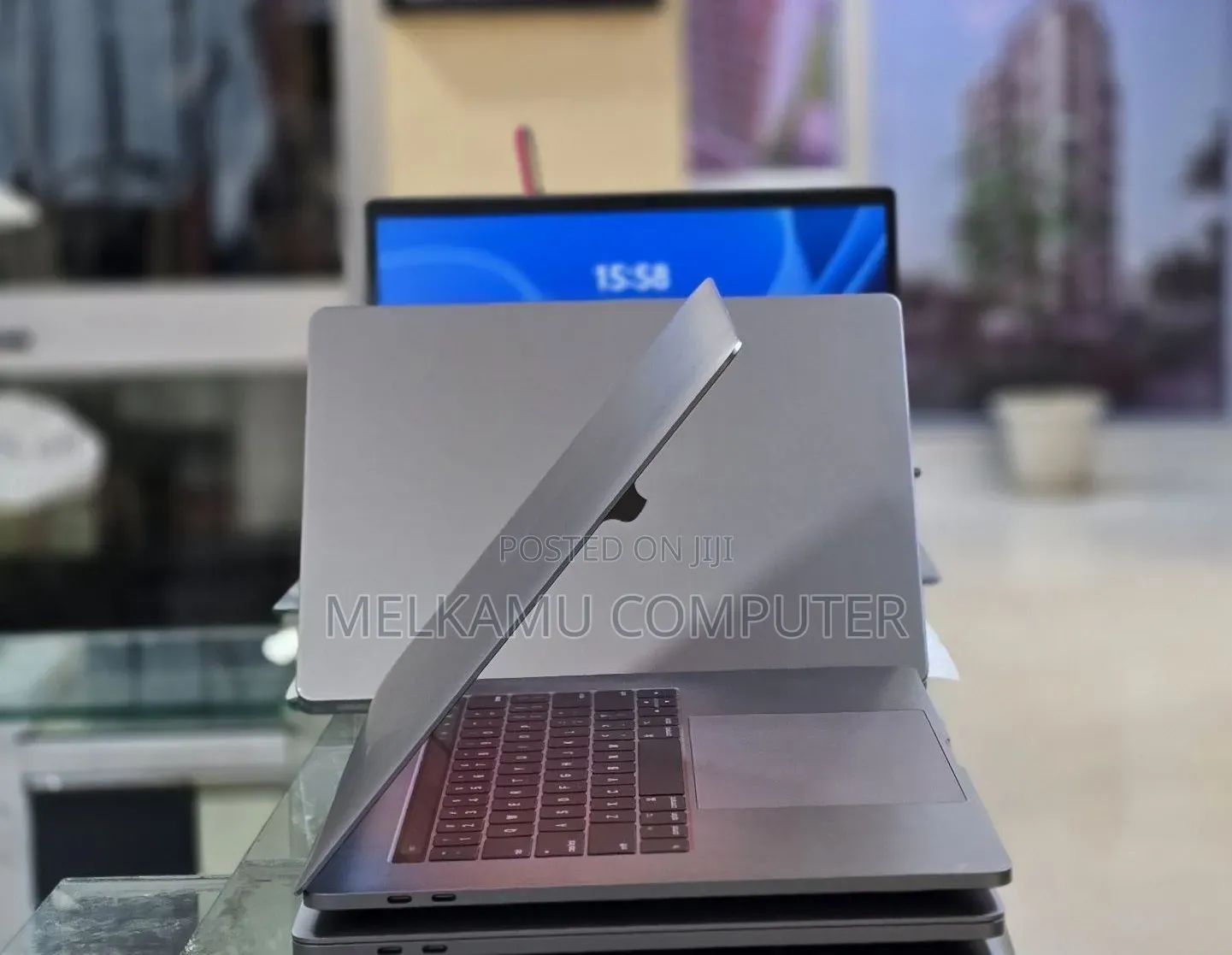 New Laptop Apple MacBook Pro 2017 4GB Intel Core i7 SSD 512GB