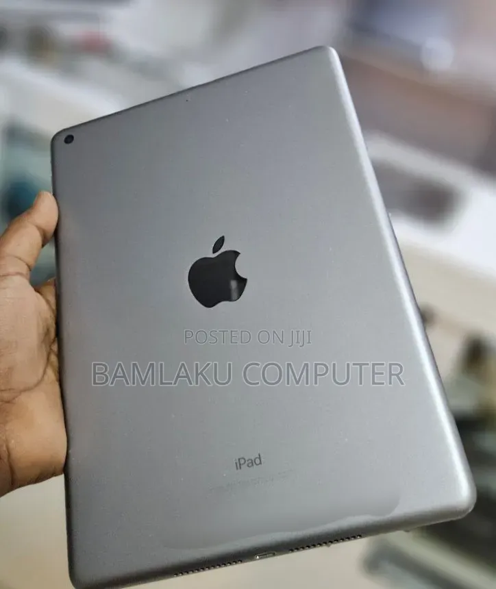New Apple iPad 9.7 32 GB Gray