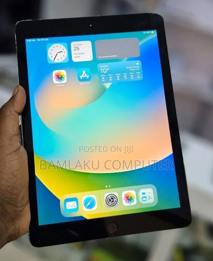 New Apple iPad 9.7 32 GB Gray