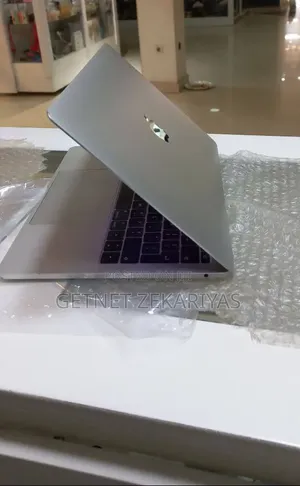 New Laptop Apple MacBook Pro 2017 8GB Intel Core i5 SSD 256GB