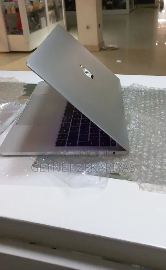 New Laptop Apple MacBook Pro 2017 8GB Intel Core i5 SSD 256GB