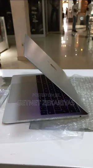 New Laptop Apple MacBook Pro 2017 8GB Intel Core i5 SSD 256GB