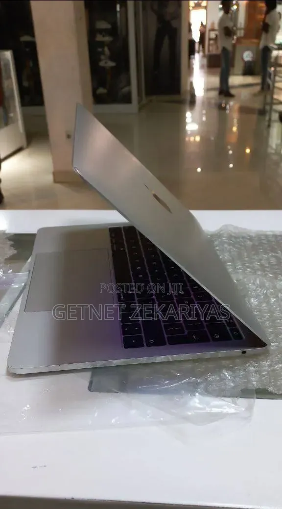 New Laptop Apple MacBook Pro 2017 8GB Intel Core i5 SSD 256GB