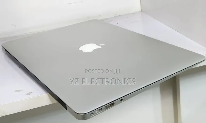 New Laptop Apple MacBook Pro 2017 8GB Intel Core i5 SSD 256GB