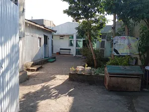 አስቸኳይ የሚሸጥ ቪላ ቤት ለንግድ የሚሆን