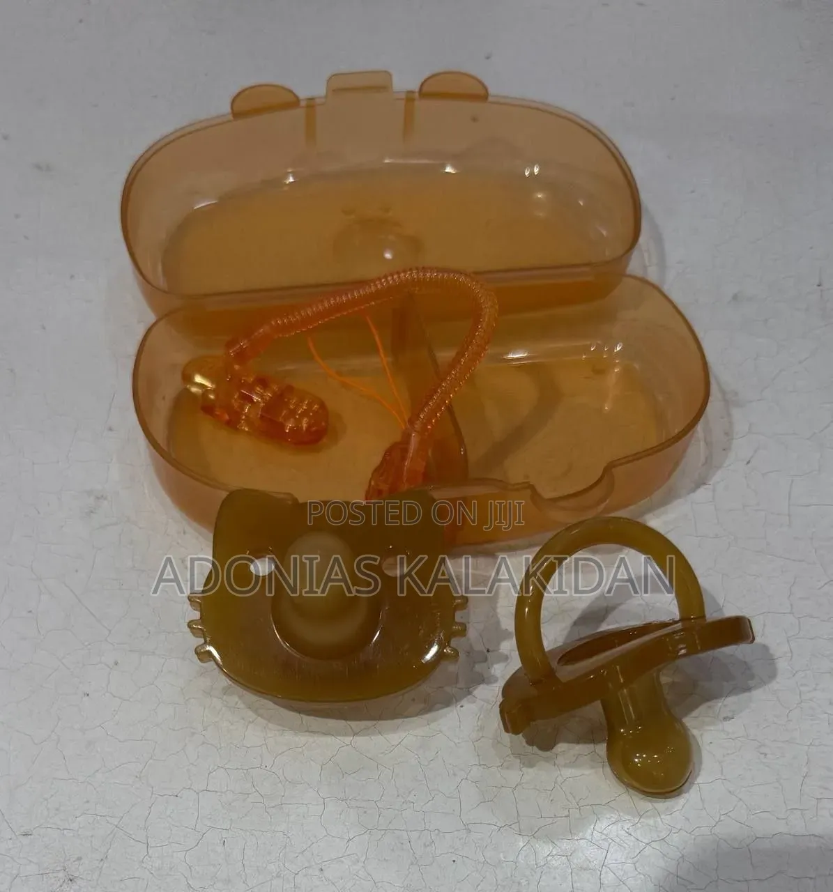 2 ፍሬ ሲልከን የእንጀራ እናት ( Pacifier) ከ ማንጠልጠያ እና ከራሱ ማስቀመጫ ጋር