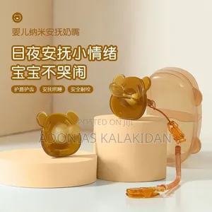 2 ፍሬ ሲልከን የእንጀራ እናት ( Pacifier) ከ ማንጠልጠያ እና ከራሱ ማስቀመጫ ጋር