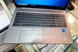 New Laptop HP ZBook Firefly G8 16GB Intel Core i7 SSD 512GB