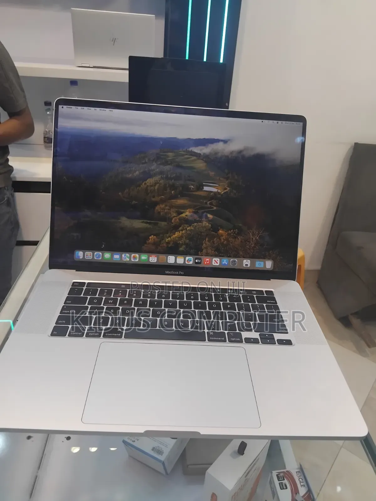 New Laptop Apple MacBook Pro 2019 16GB Intel Core i7 SSD 512GB