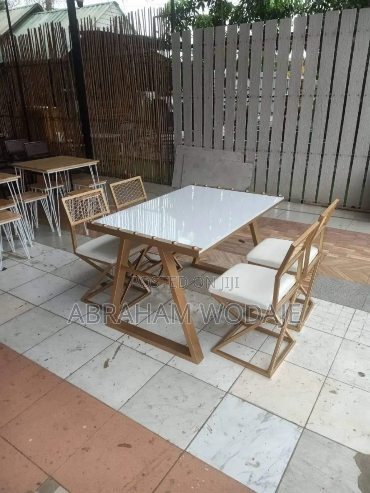 በብረት የሚሰራ Dining Table