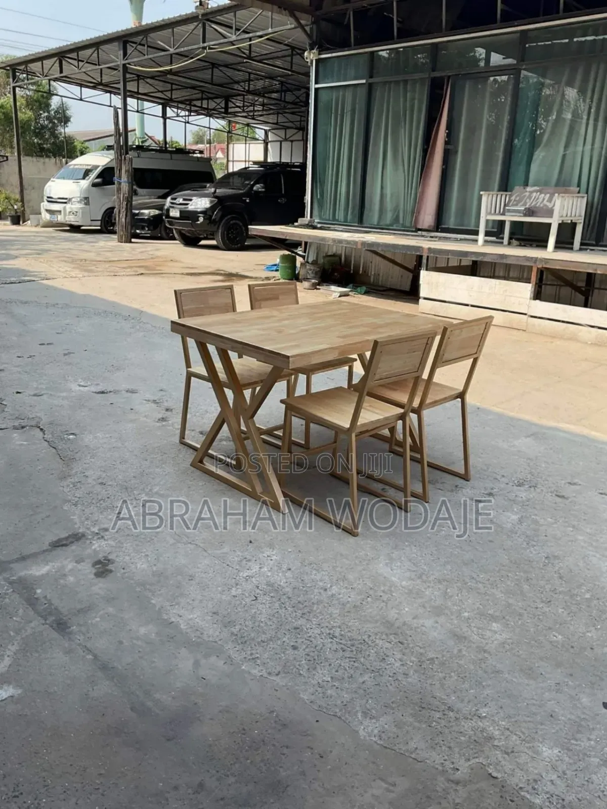 በብረት የሚሰራ Dining Table
