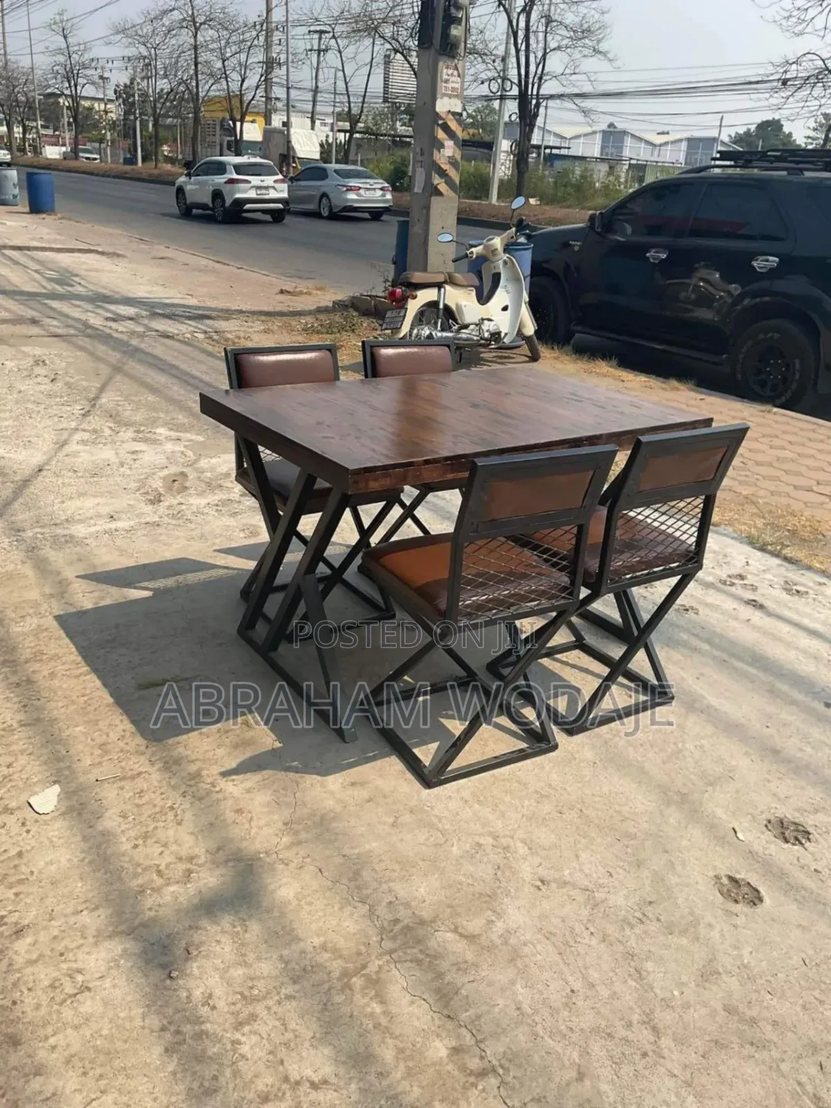 በብረት የሚሰራ Dining Table