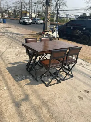 በብረት የሚሰራ Dining Table