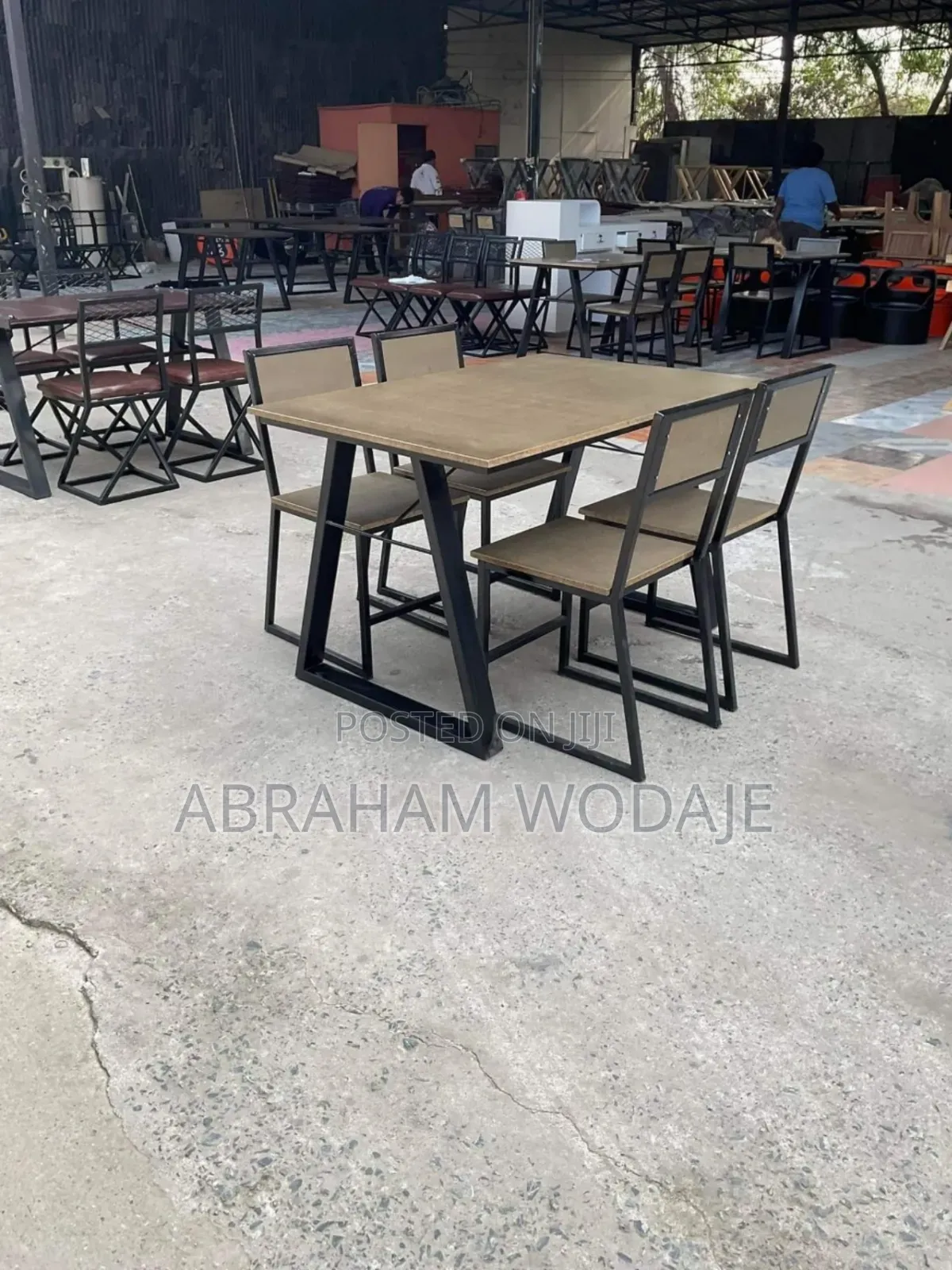 በብረት የሚሰራ Dining Table