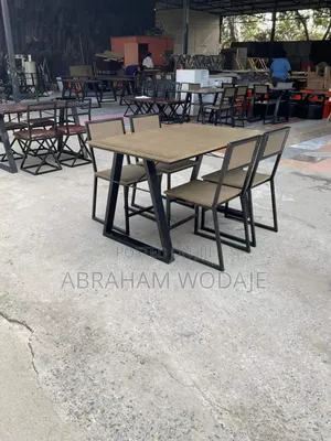 በብረት የሚሰራ Dining Table