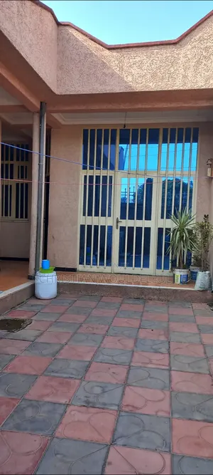 3bdrm House in L Shape House, East Shewa for sale