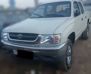 Toyota Hilux 2003 White