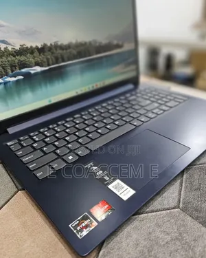 New Laptop Lenovo 8GB AMD Ryzen 5 SSD 512GB
