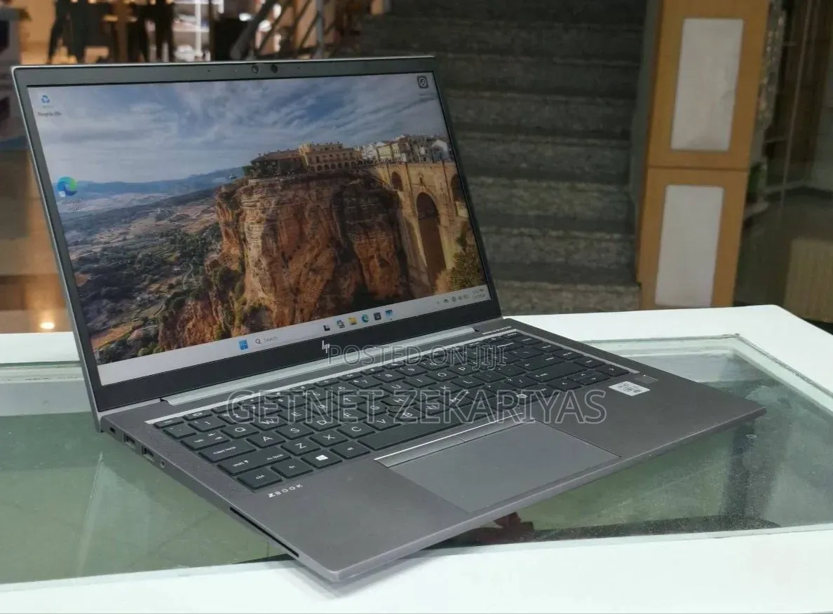 New Laptop HP ZBook Firefly 14 G7 16GB Intel Core i7 SSD 512GB