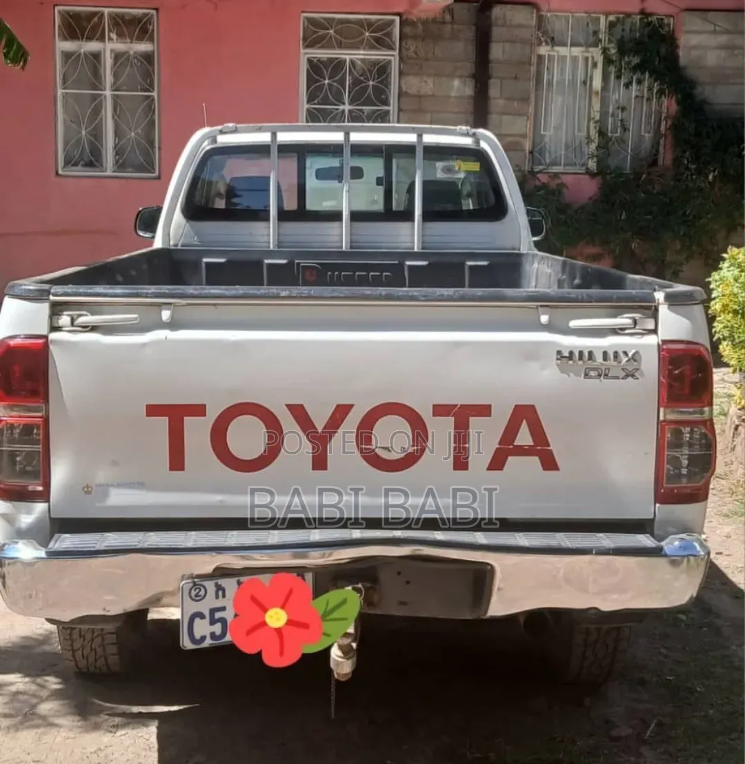 Toyota Hilux 2011 White