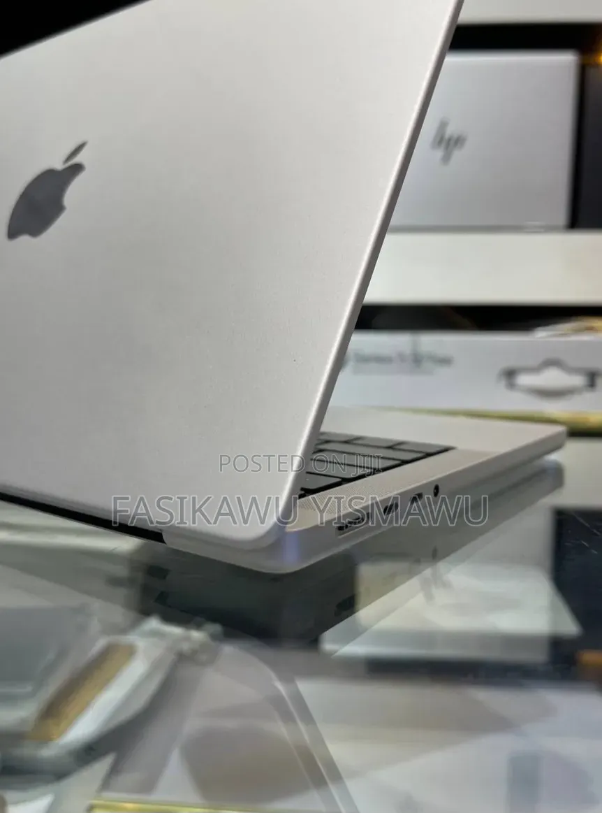 New Laptop Apple MacBook Pro 8GB Apple M3 SSD 512GB