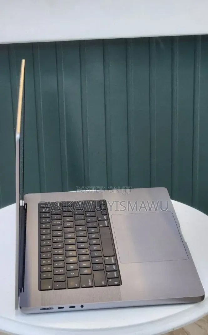 New Laptop Apple MacBook Pro 16GB Apple M1 SSD 512GB