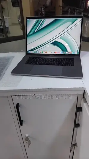 New Laptop Apple MacBook Pro 2017 16GB Intel Core i7 SSD 512GB